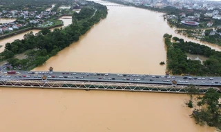 Rút đoàn tàu hỏa chở đá khỏi vị trí ‘trấn giữ’ cầu Bạch Hổ