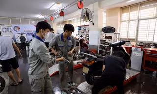 Nỗ lực ‘hồi sinh’ hàng nghìn xe máy ngập lũ tại Huế