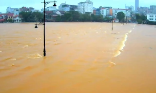 Lũ xấp xỉ báo động 3, nhiều vùng thấp trũng ở Huế tái ngập