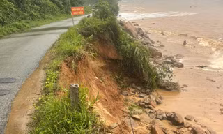 Bờ biển cạnh đường giao thông ở xã Phú Lộc bị sạt lở nghiêm trọng, nguy cơ gây chia cắt đi lại.