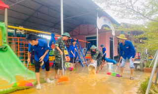 Huế tổng lực dọn vệ sinh, làm sạch phố phường sau mưa lũ lịch sử