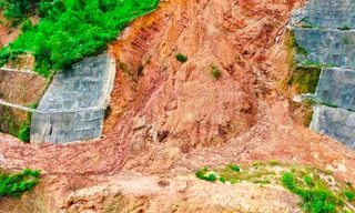 Cận cảnh ‘vết thương hằn sâu’ ven tuyến cao tốc qua vùng núi TP Huế