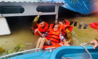 Công an Huế cứu nạn nhiều trường hợp bị lật đò giữa lũ dữ