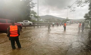 Huế mưa như trút, đường hóa sông, hàng nghìn học sinh nghỉ học