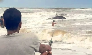 Đánh cá giữa biển động ở Huế, thuyền chở 2 người bị lật