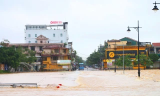 Huế chìm trong nước, còi hú cảnh báo vang khắp thành phố