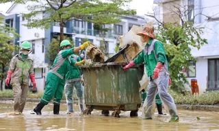 Lặng thầm giữa bùn lũ: Những người giữ cho Huế đứng dậy sau dòng nước dữ