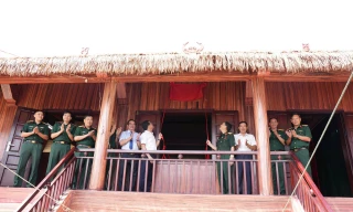 Bộ Tổng Tham mưu tặng nhà sàn ‘2 trong 1’ cho người dân vùng cao