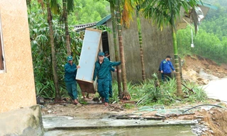 Khẩn cấp di dời dân vùng nguy cơ trượt lở núi giữa mưa rất lớn tại Huế