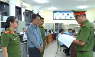 Một phó giám đốc trung tâm dịch vụ công bị bắt vì nhận hối lộ