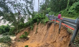 Mưa lớn tiếp diễn gây ngập lụt diện rộng ở TP Huế, sạt lở chưa dứt