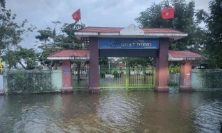 Bão chưa tới Huế đã ngập nặng, toàn bộ học sinh được nghỉ học