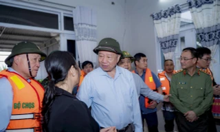 Tổng Bí thư Tô Lâm thăm, tặng quà người dân vùng tâm lũ TP. Huế