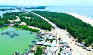 Vì sao công trình cầu vượt cửa biển dài nhất miền Trung chưa thể thông xe toàn tuyến?