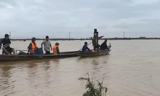 Huế thiệt hại nặng về người do mưa lũ lịch sử, hơn 10.000 ngôi nhà còn ngập lụt