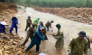 Quân đội, công an bất chấp mưa rét gia cố kè sạt lở nặng, ‘cứu’ tuyến đường độc đạo