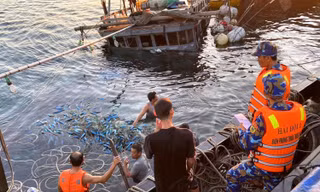 Tàu cá chìm sau va chạm tàu hàng trên biển ở Huế