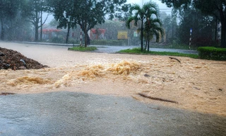 Mưa xối xả ở Huế, nước đổ xuống đường như thác lũ