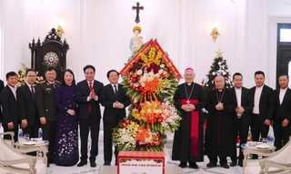 Phó Thủ tướng Hồ Quốc Dũng chúc mừng Giáng sinh tại Tổng Giáo phận Huế