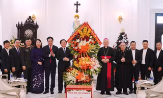 Phó Thủ tướng Hồ Quốc Dũng chúc mừng Giáng sinh tại Tổng Giáo phận Huế