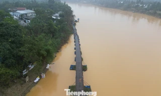 Cầu phao trôi xa 2km, dân thượng nguồn sông Hương lao đao