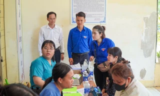 Bác sĩ 'áo xanh' khám chữa bệnh miễn phí ở Đà Nẵng