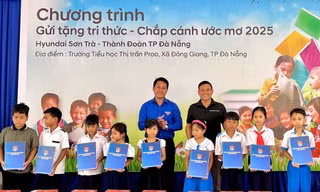 Trao quà, học bổng tiếp sức ước mơ cho thiếu nhi vùng núi Đà Nẵng