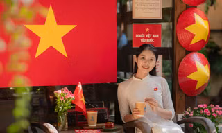 Quán cà phê ở Đà Nẵng rực sắc cờ đỏ sao vàng, hút giới trẻ check-in