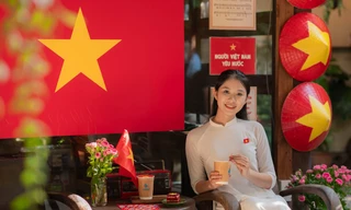 Quán cà phê ở Đà Nẵng rực sắc cờ đỏ sao vàng, hút giới trẻ check-in