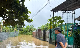 Một người dân bị nước cuốn trôi khi bơi qua sông về nhà