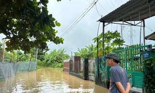 Một người dân bị nước cuốn trôi khi bơi qua sông về nhà