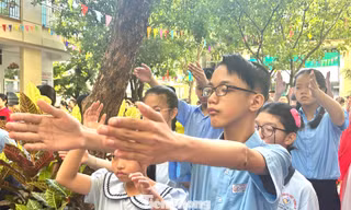 Xúc động lễ khai giảng tại ngôi trường hát Quốc ca bằng ngôn ngữ ký hiệu 