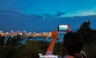 Giới trẻ Đà Nẵng lên đỉnh Sơn Trà ngắm cảnh đêm