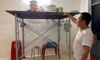 Người dân vùng ngập Mẹ Suốt khẩn trương kê dọn đồ đạc trong đêm trước bão