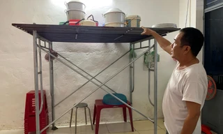 Người dân vùng ngập Mẹ Suốt khẩn trương kê dọn đồ đạc trong đêm trước bão