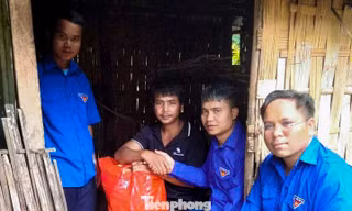 Những phần quà nghĩa tình gửi đến gia đình có công và đoàn viên khó khăn