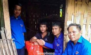 Những phần quà nghĩa tình gửi đến gia đình có công và đoàn viên khó khăn