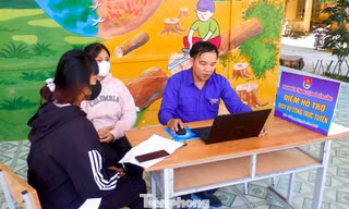 Đến từng thôn bản 'gỡ khó công nghệ' cho bà con làm thủ tục hành chính