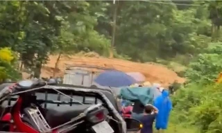 Clip: Kinh hoàng đồi sạt cuốn đất đá, cây cối ầm ầm đổ xuống quốc lộ 