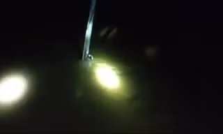 Thót tim cảnh người đàn ông ôm cột điện kêu cứu giữa dòng lũ đêm