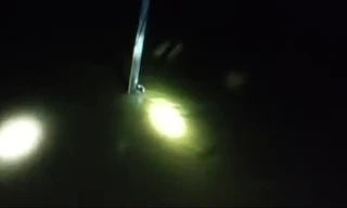 Thót tim cảnh người đàn ông ôm cột điện kêu cứu giữa dòng lũ đêm