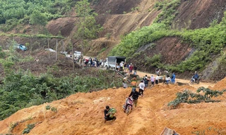 Cõng lương thực tiếp tế vùng sạt lở bị cô lập ở Đà Nẵng