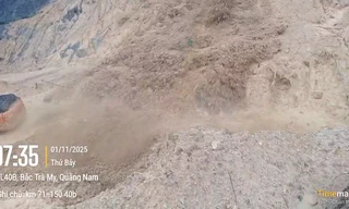 Kinh hãi đất đá ầm ầm đổ trúng xe múc đang dọn điểm sạt lở