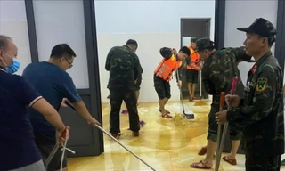Lực lượng vũ trang xuyên đêm giúp dân dọn dẹp bùn, khử khuẩn bệnh viện