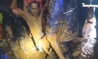 Quả đồi sạt lở vùi lấp hoàn toàn 6 nhà dân 