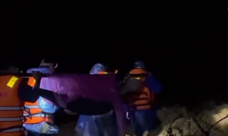 Xuyên đêm vượt 20km đường núi lở, khiêng cáng đưa 3 nạn nhân nguy kịch đi cấp cứu