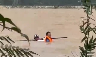 Ghe lật úp giữa dòng nước lũ, một người mất tích