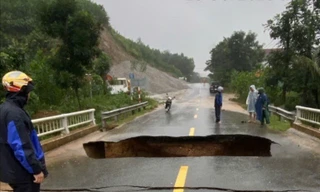 'Hố tử thần' bỗng xuất hiện trên cầu sau mưa lớn ở Đà Nẵng, xe máy lao thẳng xuống hố