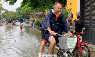Nước sông Hoài tràn phố cổ Hội An, du khách thích thú đạp xe, lội nước lũ
