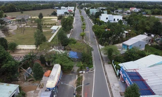 Hiện, tuyến đường ĐH4 đã được bàn giao cho chính quyền xã Xuân Phú quản lý. Về giải pháp, xã sẽ phải bổ sung vào danh mục đầu tư công rồi xin nguồn vốn để tiếp tục thực hiện phần còn lại theo đúng quy định, nếu không thống nhất có thể cưỡng chế.